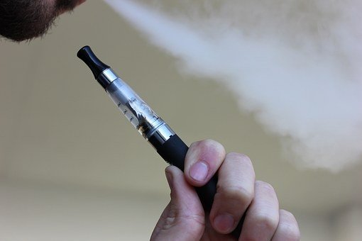 Studiu alarmant: Nicotina din ţigările electronice poate provoca apariţia cancerului