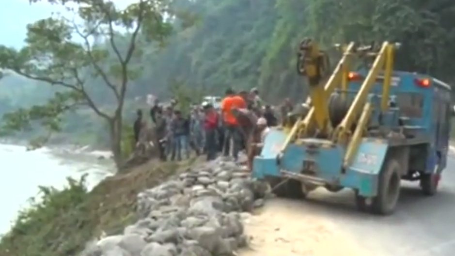 Zeci de oameni au murit după ce un autobuz a ieşit de pe şosea şi a căzut într-un râu în India