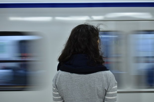 Încă o dramă la metrou. O femeie a fost trasă sub garniturile metroului, după ce haina și geanta au rămas prinse în ușile trenului