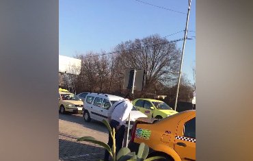 Imagini șocante! Taximetrist înarmat pe aeroportul Otopeni. Și-a scos pistolul în timpul unui scandal 