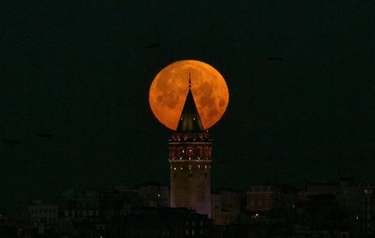 Imagini spectaculoase cu Super Luna albastră sângerie, în lume