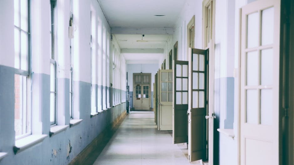 Primele mărturisiri ale elevului bătut de cele trei femei într-o școală din Constanța