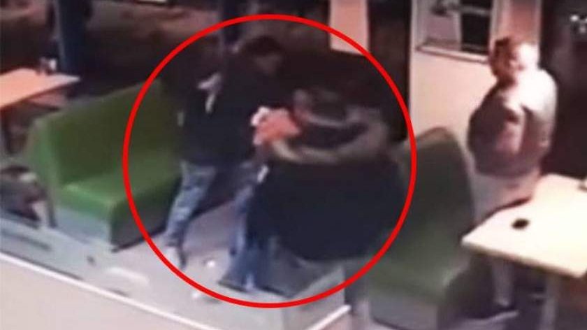Scandal într-o pizzerie din Bistriţa-Năsăud! Un tânăr a fost bătut şi ameninţat cu cuţitul de trei bărbaţi - VIDEO