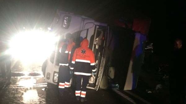 Un TIR încărcat cu cherestea s-a răsturnat peste un autoturism în județul Vâlcea