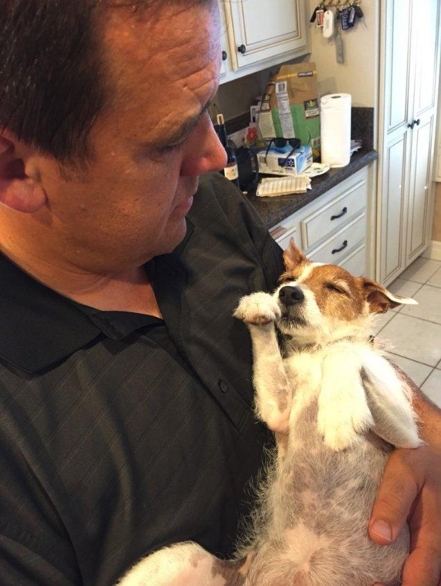 A auzit un zgomot în miezul nopții și s-a trezit speriat. S-a dus în baie, a aprins lumina și a avut un șoc. Pe jos, se afla o pătură care se mișca precum o fantomă (GALERIE FOTO)  506403