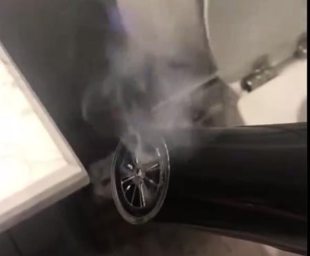 A comandat online un uscător de păr. Când i-a făcut proba, a avut un adevărat șoc. Din el, au început să iasă…(FOTO+VIDEO) 506588