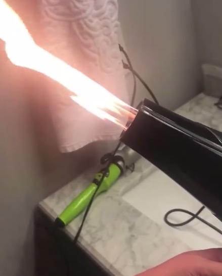 A comandat online un uscător de păr. Când i-a făcut proba, a avut un adevărat șoc. Din el, au început să iasă…(FOTO+VIDEO) 506589