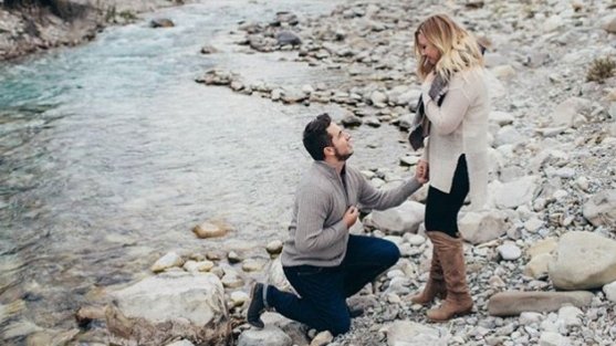 De ce se așază bărbații în genunchi când își cer iubita în căsătorie