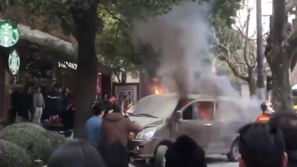 O dubă în flăcări a intrat într-un grup de pietoni. Imagini şocante surprinse într-o piaţă aglomerată din Shanghai - VIDEO