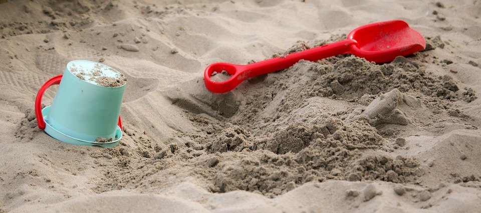 Se jucau pe plaja din apropierea casei lor. Deodată, a simțit în nisip o mână de om. Ce s-a întâmplat apoi
