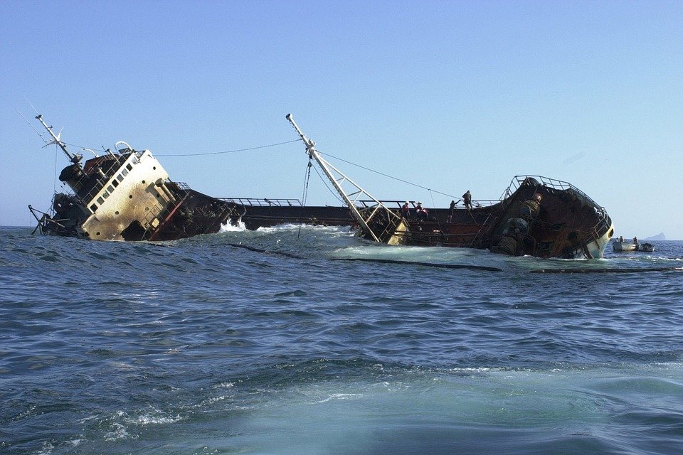 Tragedie pe mare. Peste 90 de persoane ar fi murit după ce un vas s-a scufundat