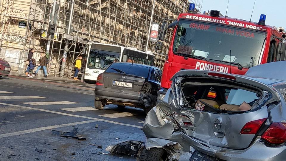 Accident cumplit în Capitală! Cinci persoane au fost rănite. Martor: Șoferul vinovat a încercat să fugă - VIDEO