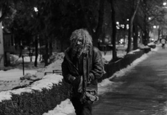 Un om al străzii din Slatina, de nerecunoscut după ce a fost tuns și spălat. Cum arată acum - FOTO