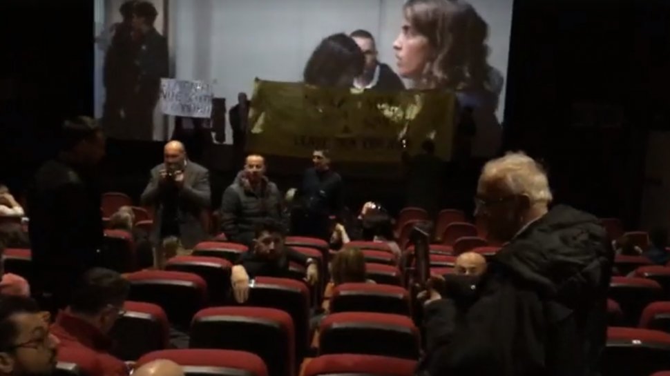 Proiecția unui film de la MȚR, întreruptă de un grup de persoane cu icoane în mâini. „Este un film despre homosexuali” - VIDEO