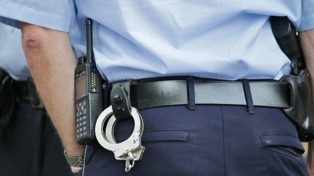 Caz revoltător în Buzău. Un poliţist a fost înregistrat în timp ce agresa un adolescent