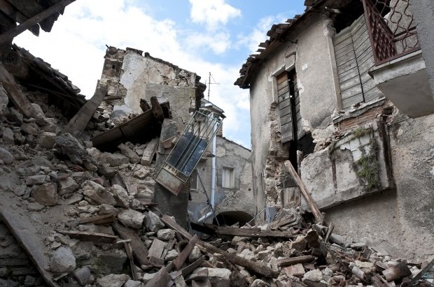 Cutremur puternic. Cel puţin patru morţi, 145 de persoane date dispărute şi 225 de răniţi