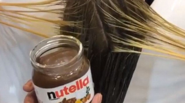 Experiment bizar la un coafor din Dubai. O tânără și-a vopsit părul cu Nutella, iar rezultatul e unul spectaculos (VIDEO)
