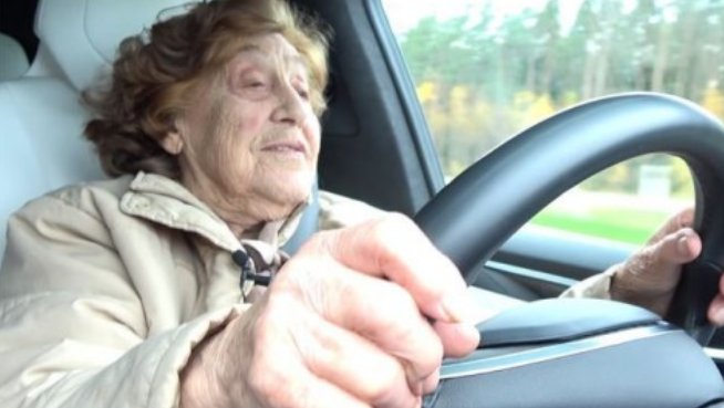VIDEO. Bunicuța de 92 de ani, care a condus mașini sovietice toată viața, a urcat la volanul unei super-mașini! Nici nu-ți imaginezi ce bolid a ales