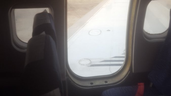Momente de panică la bordul unei aeronave! Ușa avionului s-a desprins în timpul aterizării. „Am auzit un sunet puternic care semăna cu o explozie” - VIDEO