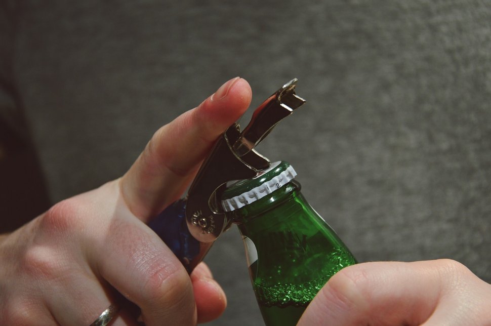 Motivul pentru care sticlele de bere sunt verzi sau maro