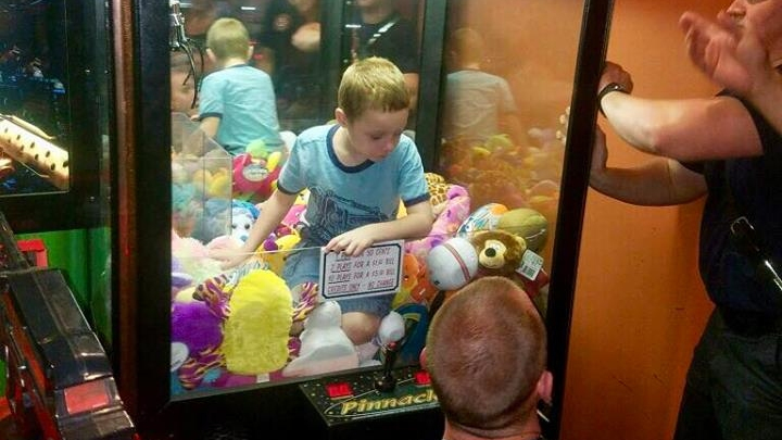 Un copil a rămas blocat într-un automat cu jucării. Cum a reușit să pătrundă în interior - FOTO