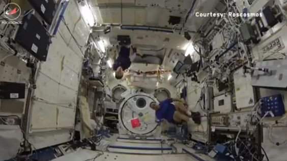 Un nou eveniment unic în spațiu: primul meci de badminton dintre astronauți. Imagini spectaculoase (VIDEO)
