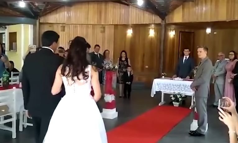 Se îndrepta spre altar, când au început să se audă zgomote ciudate. Toți invitații au izbucnit în râs, mai puțin mireasa (VIDEO)