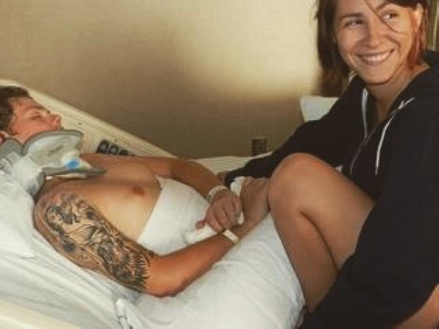 A avut un accident de motocicletă, iar medicii nu-i mai dădeau nicio șansă. Așteptau doar ca soția să dea acceptul pentru deconectarea aparatelor. A refuzat. După trei ani, bărbatul a deschis ochii și i-a șoptit femeii ceva. Toți au rămas fără cuvinte 508160