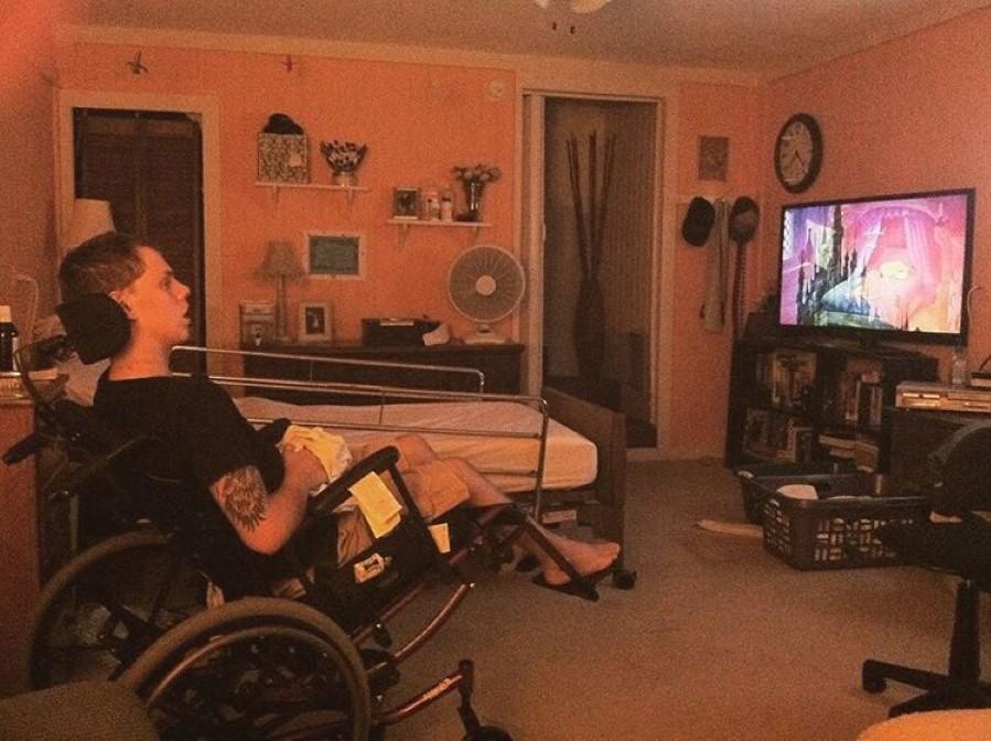 A avut un accident de motocicletă, iar medicii nu-i mai dădeau nicio șansă. Așteptau doar ca soția să dea acceptul pentru deconectarea aparatelor. A refuzat. După trei ani, bărbatul a deschis ochii și i-a șoptit femeii ceva. Toți au rămas fără cuvinte 508161