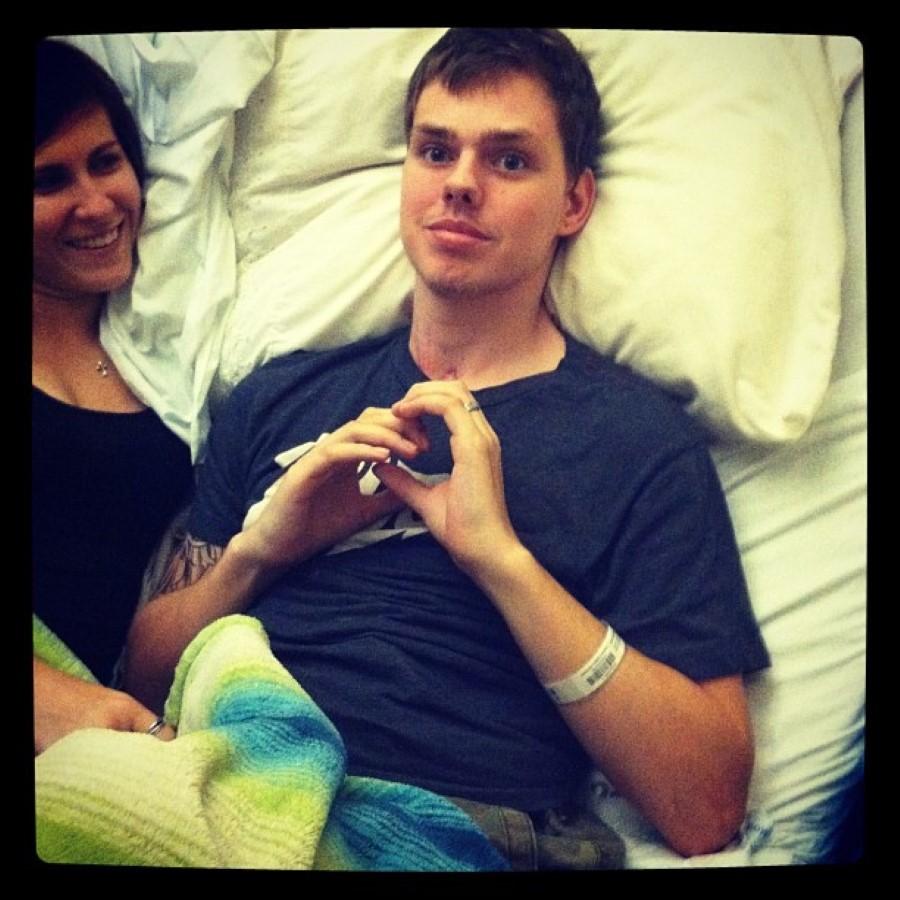 A avut un accident de motocicletă, iar medicii nu-i mai dădeau nicio șansă. Așteptau doar ca soția să dea acceptul pentru deconectarea aparatelor. A refuzat. După trei ani, bărbatul a deschis ochii și i-a șoptit femeii ceva. Toți au rămas fără cuvinte 508163