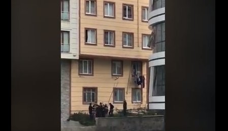 Imagini șocante cu un copil care cade de la balcon. A fost salvat în ultimul moment (VIDEO)