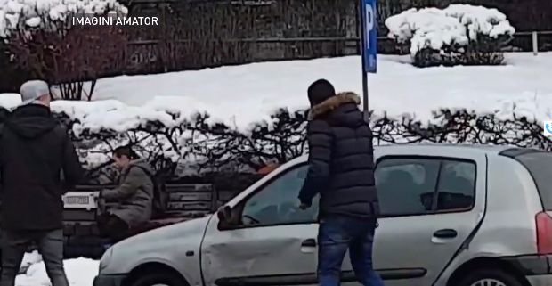 Imagini șocante în trafic! Un șofer, bătut cu bâta de baseball în centrul orașului Botoșani