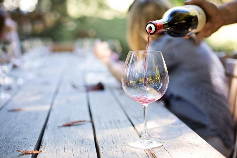A fost descoperită o sticlă cu vin vechi de 1.700 de ani. Ce se întâmplă în corp dacă îl bei