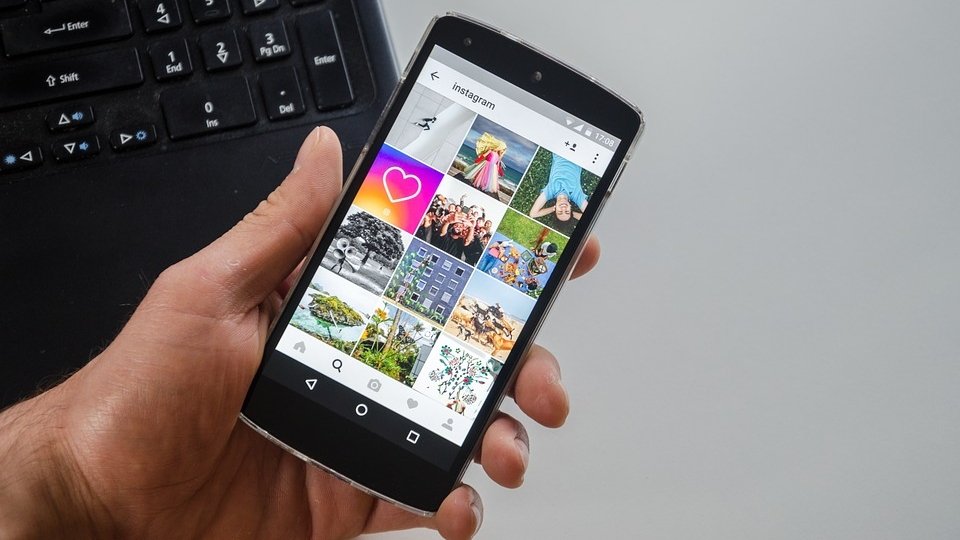 Instagram îşi va avertiza utilizatorii când cineva le copiază conţinutul printr-o captură de ecran