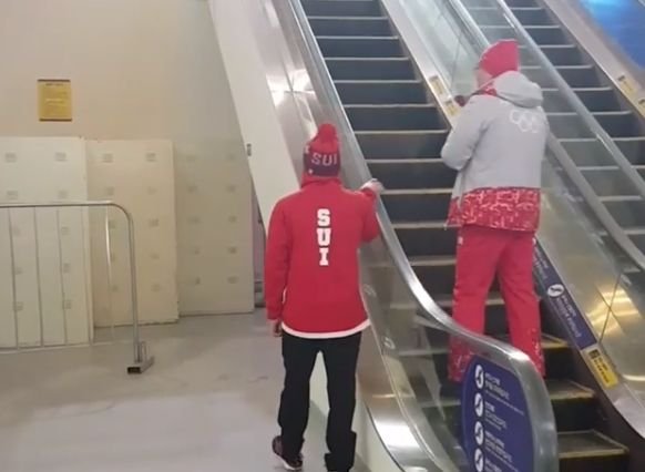 Cea mai nebună metodă de a urca scările rulante, demonstrată de un sportiv la Jocurile Olimpice - VIDEO