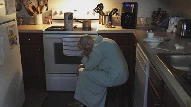 I-a făcut o fotografie soacrei lui în timp ce stătea în bucătărie, iar apoi a postat pe intrernet un mesaj. Ce moment a surprins bărbatul, de fapt