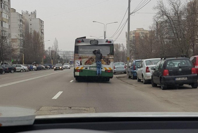 Incredibil cum a putut un tânăr din Constanța să circule cu autobuzul. A fost filmat de un alt șofer
