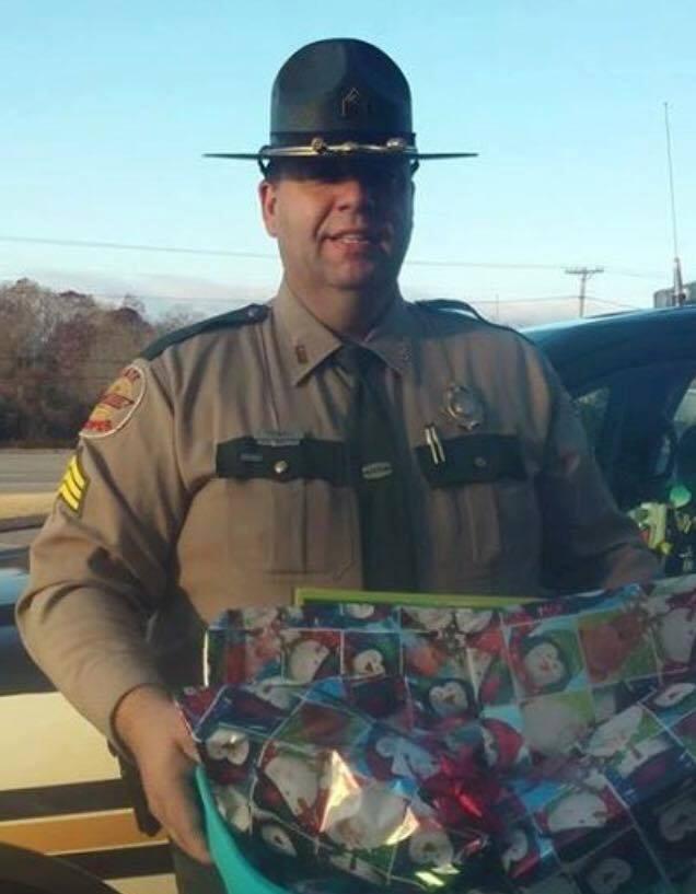 A fost oprită în trafic de un polițist și se aștepta să fie amendată. A doua zi, ofițerul i-a spus femeii că vrea să se întâlnească urgent. Șoferița a avut parte de surpriza vieții ei 508851