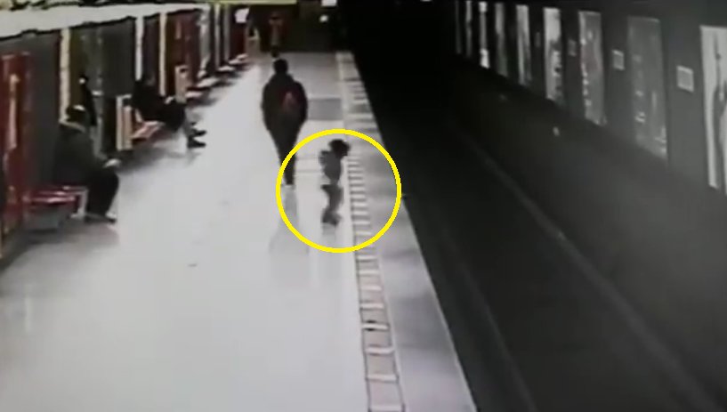 Clipe de groază la metrou. Copil de doi ani, căzut între șinele de tren - VIDEO 