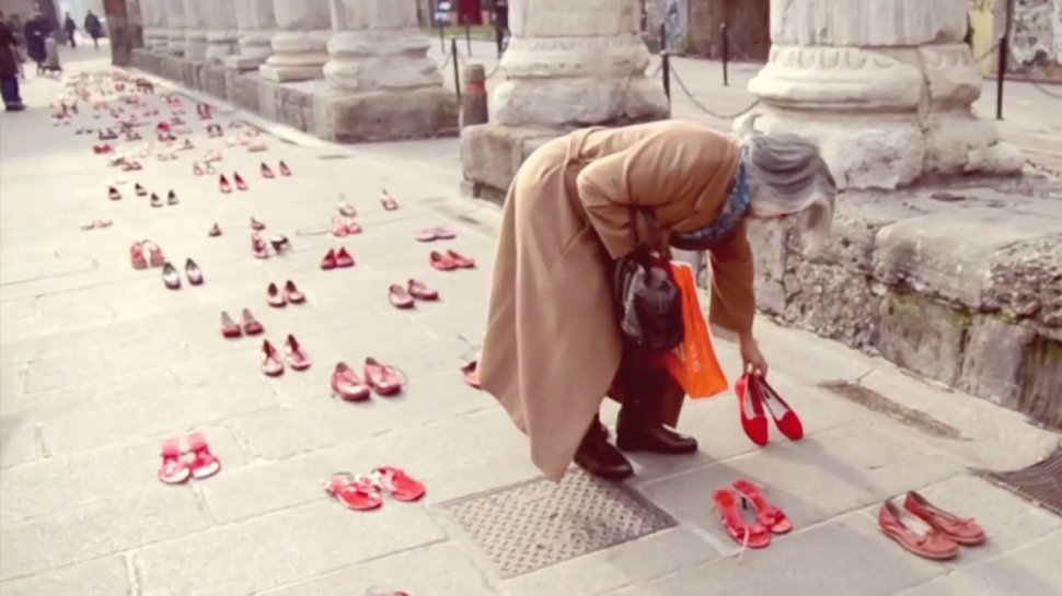„Dragostea poartă pantofii roșii”. Protest inedit față de violența în familie