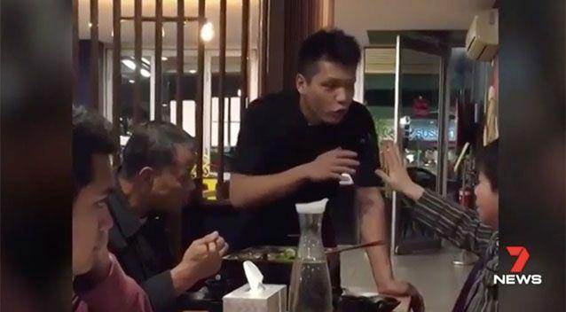 S-a dus la un restaurant împreună cu mai mulți prieteni. A mâncat, însă când i-a venit nota de plată, s-a enervat de prețul peștelui. Ce a urmat este șocant (FOTO)  508947