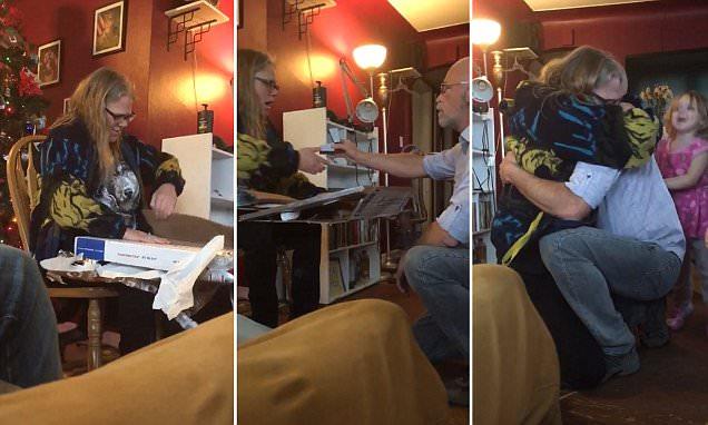 Divorțaseră după 20 de ani de căsătorie. Recent bărbatul i-a făcut un cadou femeii. Părea a fi o glumă, dar când au văzut ce se afla acolo, toți au început să plângă 509210