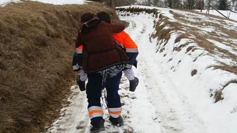 Imagine emoționantă! Un ambulanţier a transportat în spate o pacientă, pe o distanţă de o jumătate de kilometru, pentru a o salva