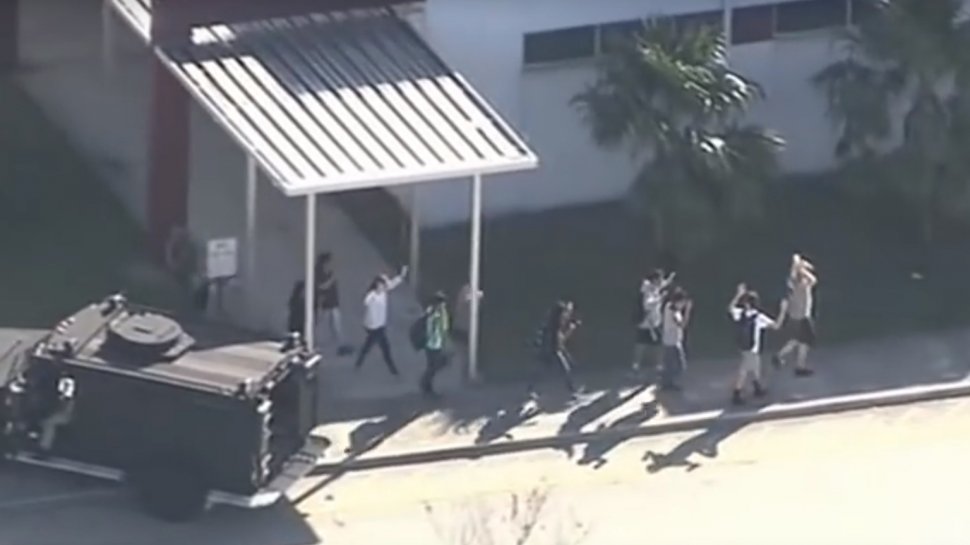 Mărturiile supraviețuitorilor atacului de la liceul din Florida. „Am auzit trei focuri de armă, apoi…” - VIDEO