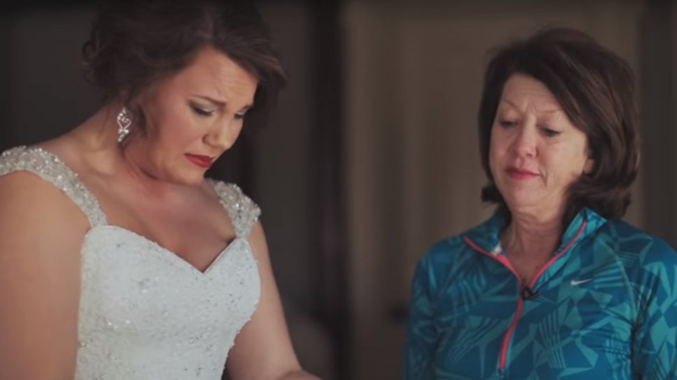 O fată adoptată a primit un cadou vechi de 20 de ani în ziua nunții. Când l-a deschis, a înțeles totul și a izbucnit în lacrimi - VIDEO