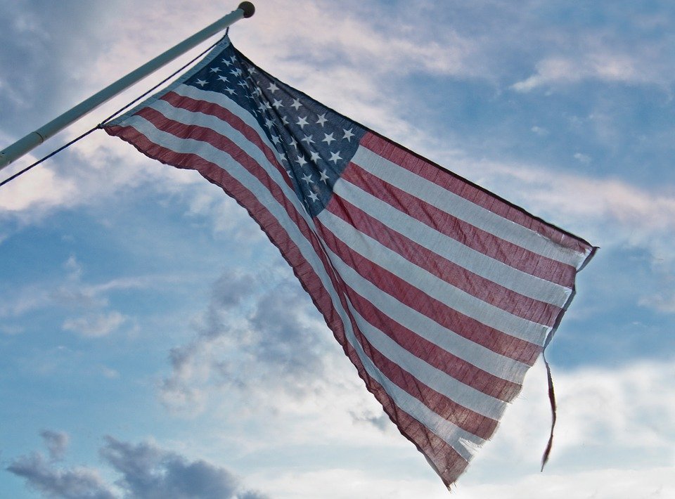 Steagul Statelor Unite a fost vandalizat și înlocuit cu cel „folosit de ISIS”