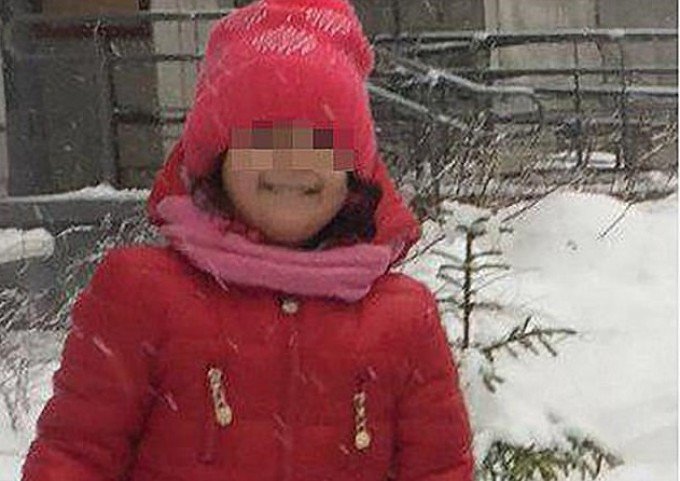 Fetiță de trei ani moartă, după ce educatoarele au uitat-o afară și a înghețat