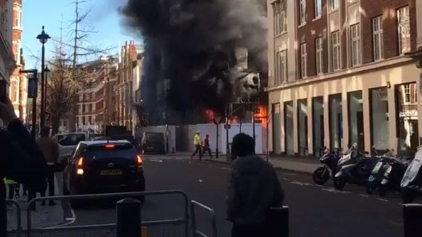 Incendiu puternic în Londra. Peste 50 de pompieri acționează la fața locului