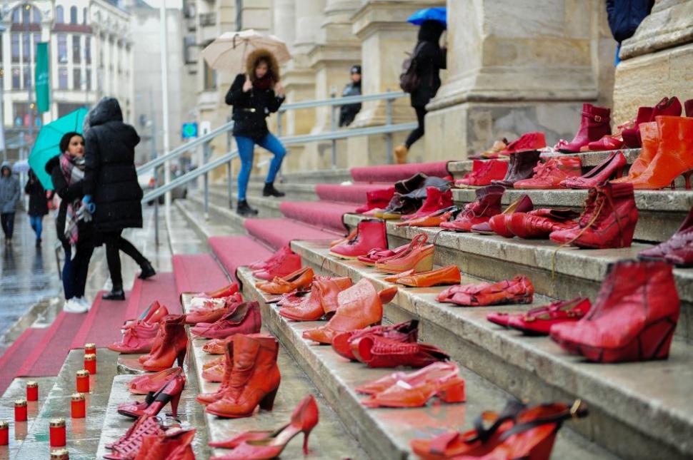 Prin proiectul “Dragostea poartă Pantofii roșii”, Fundația Mereu Aproape luptă contra violenței împotriva femeilor 509771