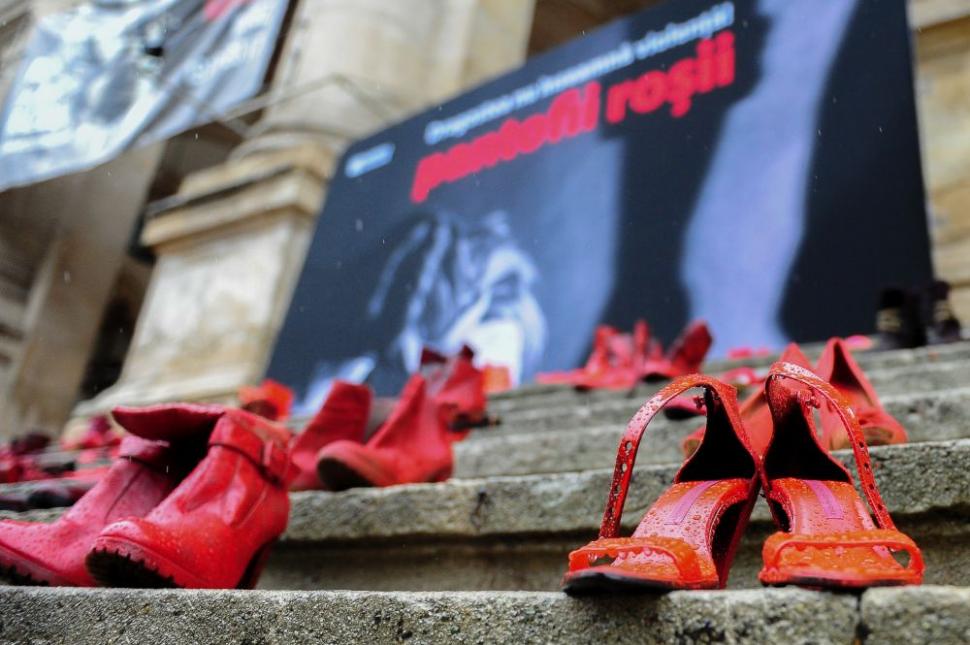 Prin proiectul “Dragostea poartă Pantofii roșii”, Fundația Mereu Aproape luptă contra violenței împotriva femeilor 509772